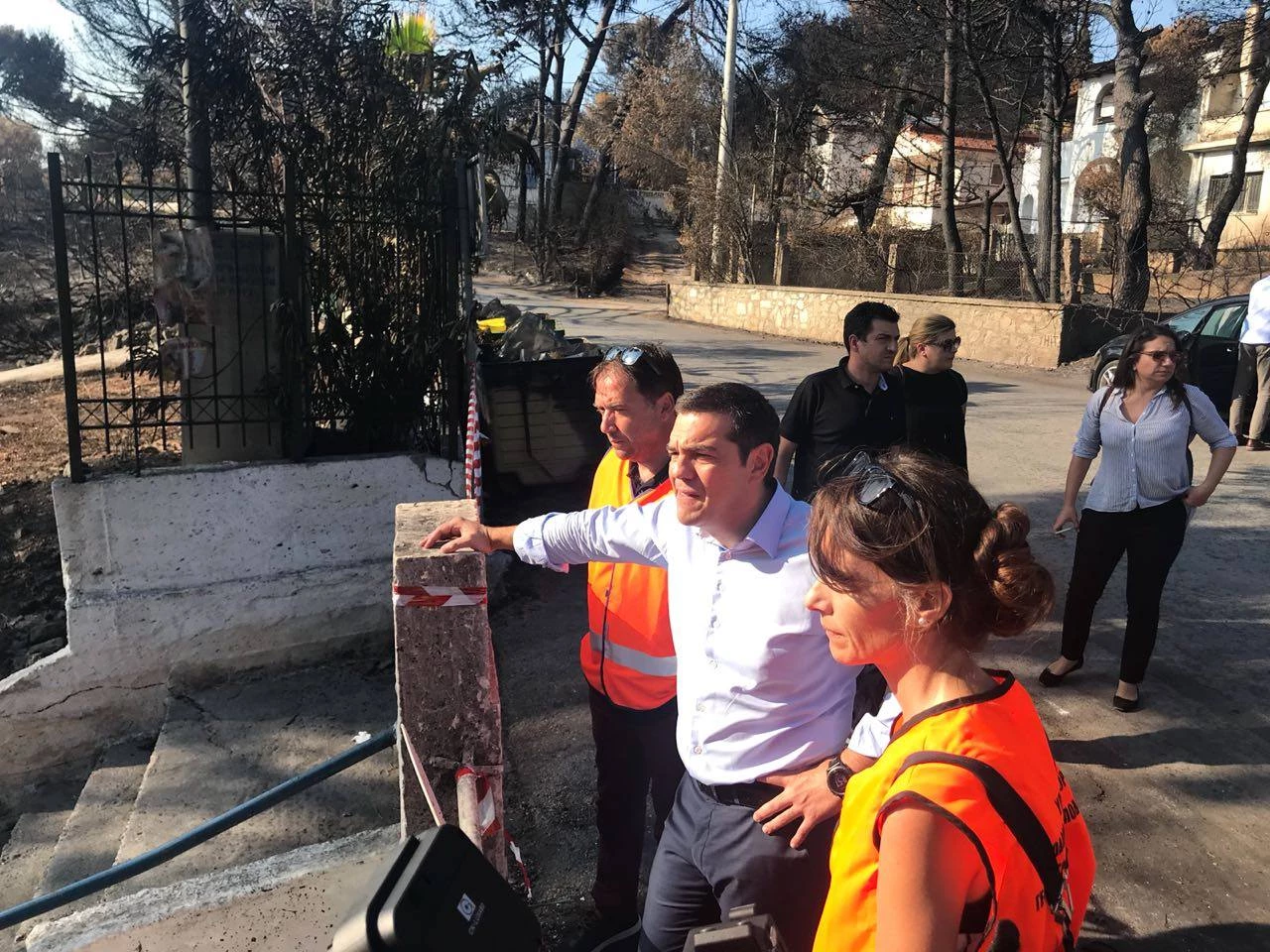 Τι φοβάται ο… λαοπρόβλητος πρωθυπουργός; – Με 11 συνοδευτικά αυτοκίνητα πήγε στο Μάτι ο Τσίπρας – Βίντεο-ντοκουμέντο – Δεν ζήτησε συγγνώμη